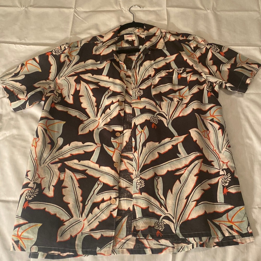 Black Button down shirt. Palms. Levi.